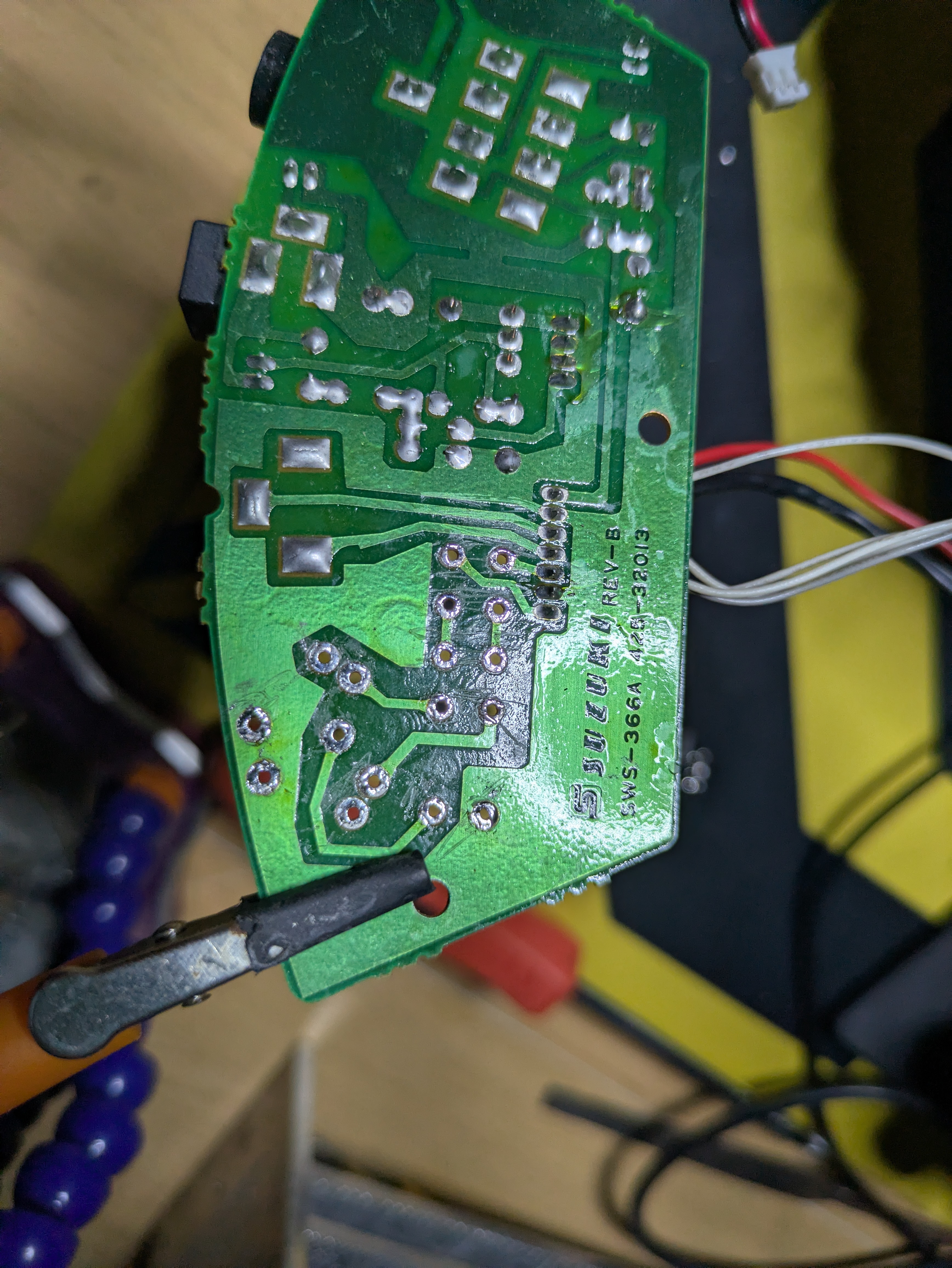 Desoldered pads for OM-100 MIDI